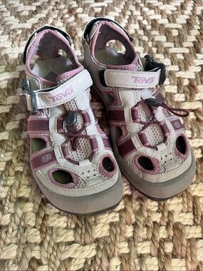 Teva women’s ' lavender and Gray Outdoor Sandals size 6